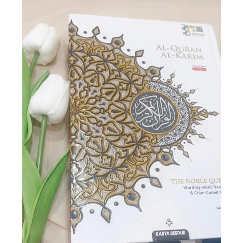 White and Gold Al Quran Al Kareem Maqdis Word-by-Word Translation Colour Coded Tajweed A5 Small Mushaf