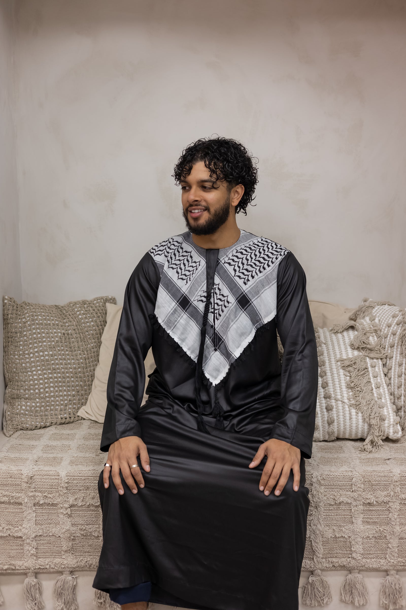 Palestinian Style Emirati Thobe with Shemagh / Keffiyeh / Imamah Desig